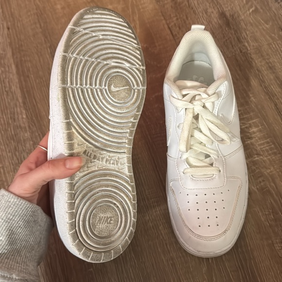 Nike women’s low top court vision airforces - Picture 3 of 4